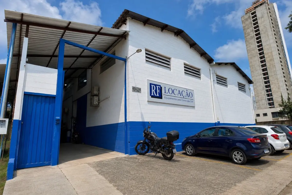 Galpão com equipamentos